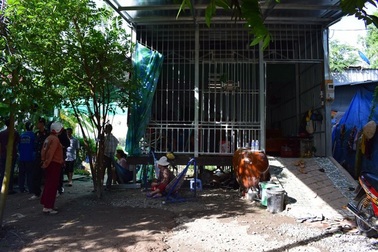 Hóng chuyện bắt thuốc lá lậu, cô gái bị trúng đạn cao su