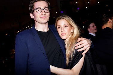 Ngôi sao ca nhạc chia sẻ bí quyết hạnh phúc: “Sống xa nhau rất... có lợi”