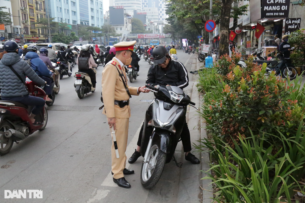 Hà Nội: Bị phạt vì đi ngược chiều, tài xế đòi khiếu nại CSGT - 2