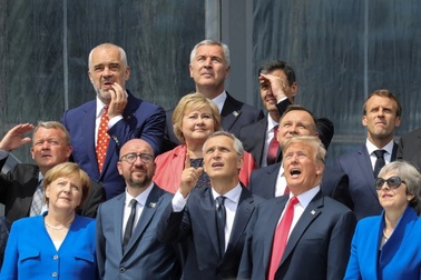 Cố vấn của ông Trump đề xuất các thành viên NATO tăng chi tiêu quốc phòng