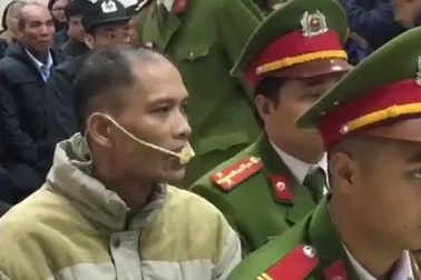 Bị cáo gây ra thảm án giết 4 bà cháu xuất hiện tại tòa với dụng cụ chống cắn lưỡi tự vẫn.