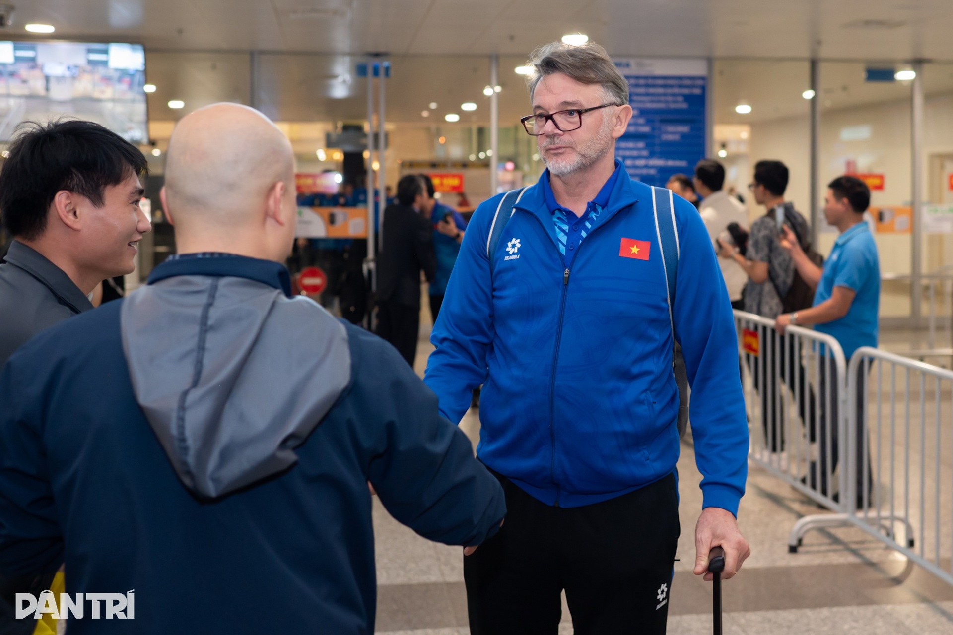 Đội tuyển Việt Nam về nước, vắng bóng người hâm mộ chào đón - 4 Đội tuyển Việt Nam về nước, vắng bóng người hâm mộ chào đón - 4