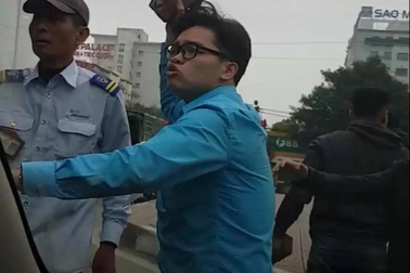 Hà Nội: Va chạm với xe buýt, tài xế xe tải bị nhóm người cầm gạch đuổi đánh