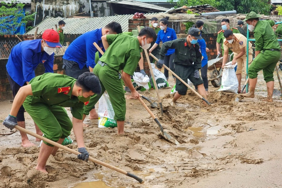Mưa lớn, người dân núi Cấm mất ăn mất ngủ lo lũ bùn - 2 Mưa lớn, người dân núi Cấm mất ăn mất ngủ lo lũ bùn - 2