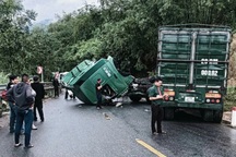 Ô tô kéo rơ moóc gãy gập cabin trên đèo Tà Lương