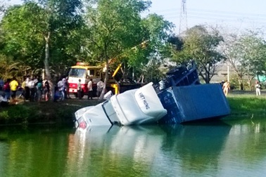 Container lao xuống ao, 2 người thoát chết