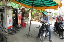 Ngừng bán xăng tràn lan trước giờ tăng giá: Khó xử lý?