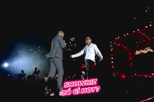 Tuấn Hưng "trêu" Duy Mạnh và cái ôm dưới mưa gây sốt showbiz Việt tuần qua