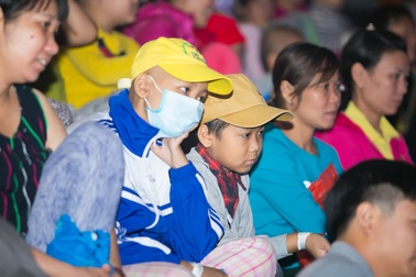 Nhói lòng trước cảnh bệnh nhi hiểm nghèo bịt khẩu trang đi xem xiếc