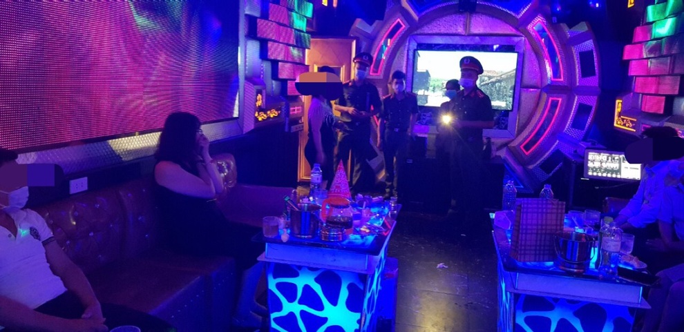 Xử phạt quán karaoke cố tình mở cửa đón khách - 1 Xử phạt quán karaoke cố tình mở cửa đón khách - 1