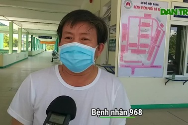 Bệnh nhân mắc Covid-19 vui mừng trong ngày ra viện