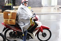 Tài xế taxi, shipper hốt bạc không kịp vào ngày mưa rét