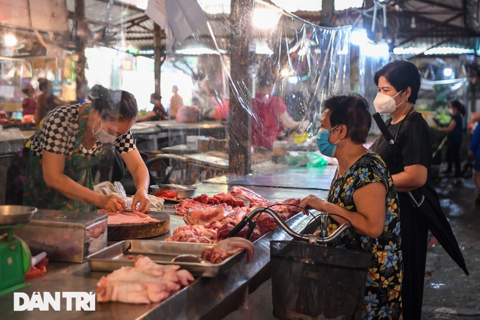 Hà Nội nới lỏng giãn cách, chợ dân sinh nhộn nhịp, tiểu thương phấn khởi - 6 Hà Nội nới lỏng giãn cách, chợ dân sinh nhộn nhịp, tiểu thương phấn khởi - 6