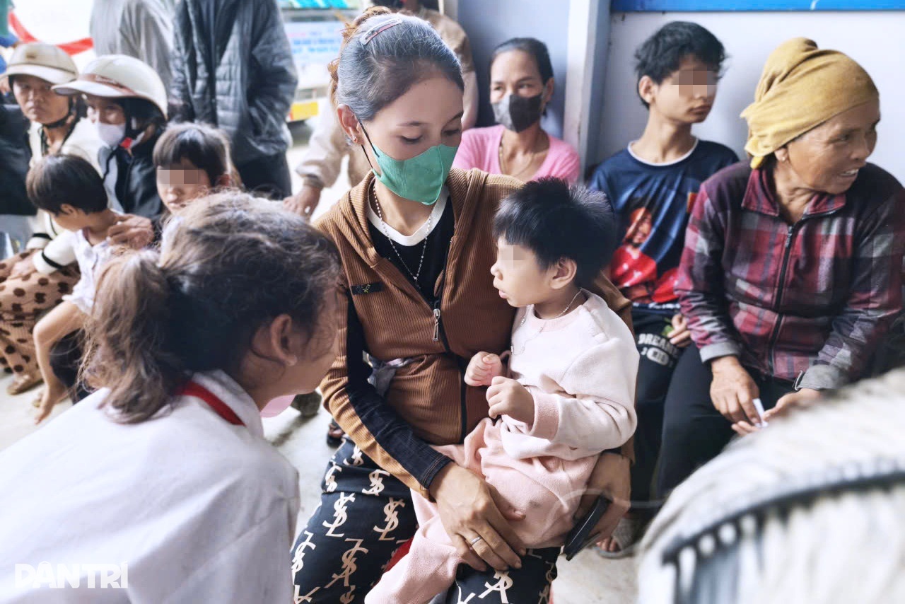 Nhiều bà mẹ cùng một xã phát hiện con mắc bệnh hiểm ở não từ lúc lọt lòng - 2