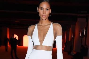 Cindy Bruna diện áo hở bạo giữa trời giá lạnh