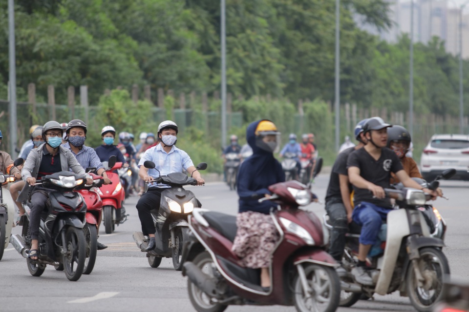 Đoàn hàng trăm người rồng rắn ngược chiều ở đường gom Đại lộ Thăng Long - 10 Đoàn hàng trăm người rồng rắn ngược chiều ở đường gom Đại lộ Thăng Long - 10