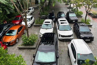 Lo bão Fangshen gây ngập lụt, trường học nhận giữ ô tô miễn phí