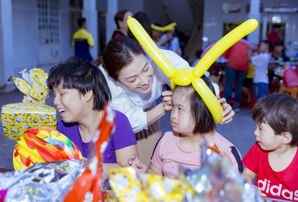 Siêu mẫu Hồ Đức Vĩnh tặng quà trung thu cho trẻ em - 8 Siêu mẫu Hồ Đức Vĩnh tặng quà trung thu cho trẻ em - 8