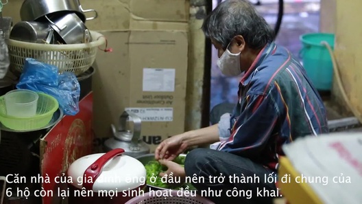 Cảnh sống khó tin trong nhà 9m2 vừa là nơi đi lại cho 6 hộ gia đình khác