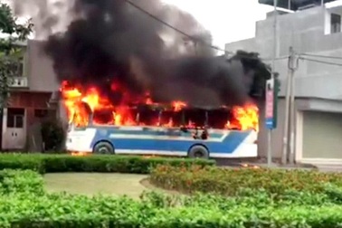 Xe chở công nhân phát nổ rồi cháy rụi