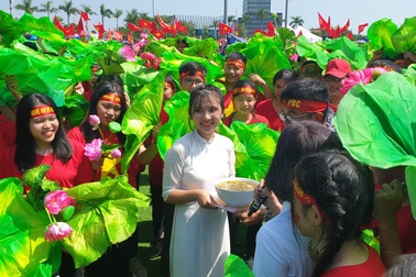 Biển người vỡ òa khi vòng nguyệt quế Olympia lần đầu về với xứ Nghệ