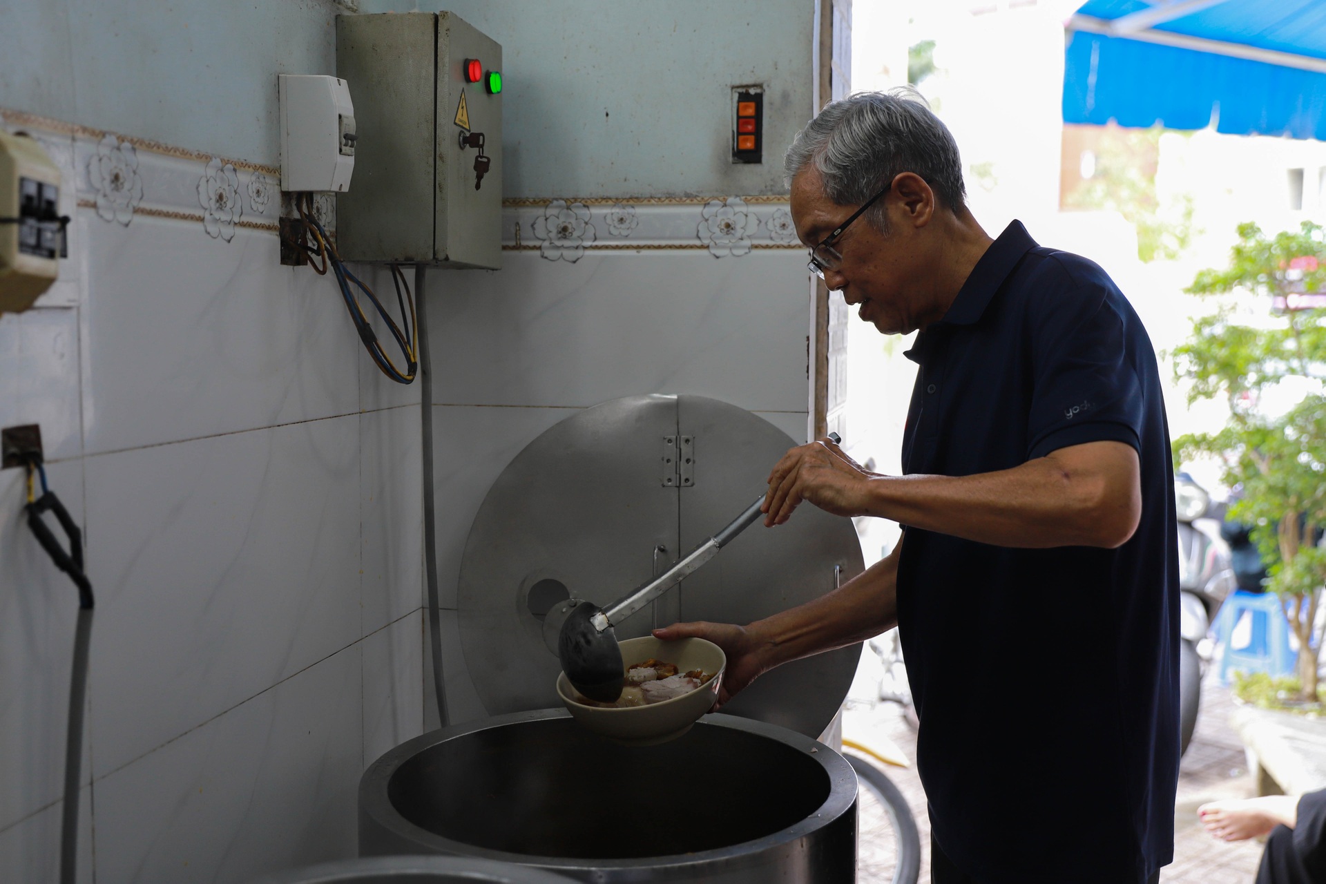 Người đàn ông không vợ, nuôi 70 con dưng thành tài - 5 Người đàn ông không vợ, nuôi 70 con dưng thành tài - 5