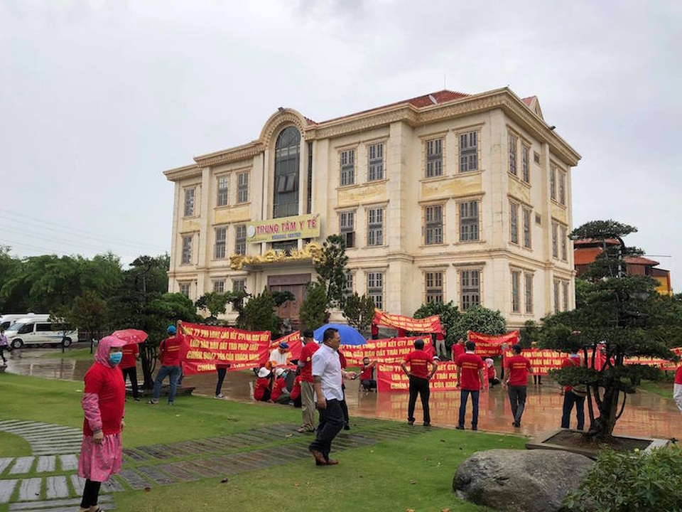 TPHCM: Người dân căng băng rôn đỏ rực tố chủ đầu tư dự án lừa đảo - 1 TPHCM: Người dân căng băng rôn đỏ rực tố chủ đầu tư dự án lừa đảo - 1