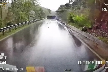 Ôm cua bất cẩn, xe khách quăng đuôi vào dải hộ lan rồi lật nhào