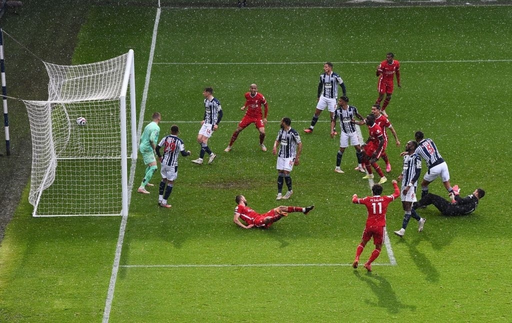 Thủ môn Alisson ghi bàn thắng để đời giúp Liverpool đánh bại West Brom - 7 Thủ môn Alisson ghi bàn thắng để đời giúp Liverpool đánh bại West Brom - 7