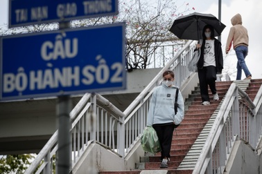 Cần thêm tiện ích gì để người dân TPHCM thích đi cầu bộ hành?