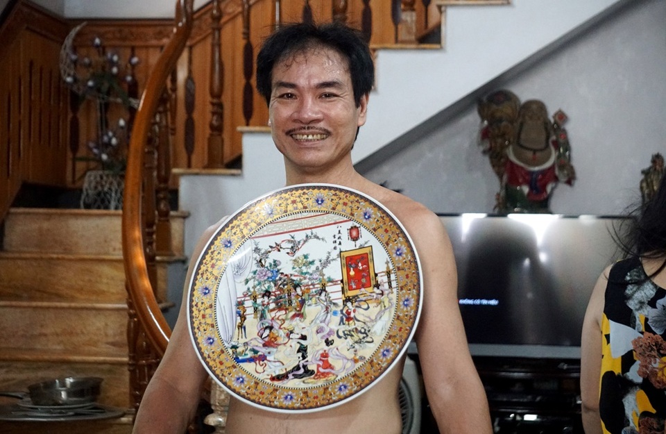 Kỳ lạ người đàn ông như nam châm khổng lồ, hút chặt các đồ vật vào cơ thể - 1