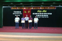 Khen thưởng ngư dân, thợ lặn tham gia cứu nạn vụ lật tàu trên sông Hàn