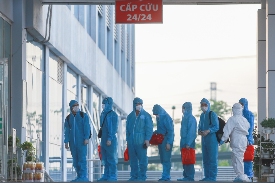 Cận cảnh quá trình khử trùng, cách ly đoàn 120 ca Covid-19 tại bệnh viện - 13 Cận cảnh quá trình khử trùng, cách ly đoàn 120 ca Covid-19 tại bệnh viện - 13