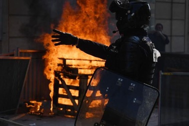 Paris lại rực lửa biểu tình Áo vàng