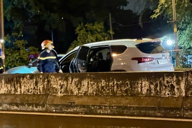 Cảnh sát dập tắt đám cháy ô tô trong cơn mưa ở TPHCM