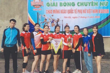 Cô gái đang cách ly Covid-19 vẫn tham gia giải bóng chuyền