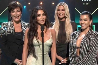 Khloe Kardashian dự sự kiện cùng gia đình