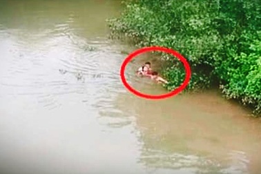 Hai anh em ruột cùng lao xuống sông cứu người phụ nữ nhảy cầu