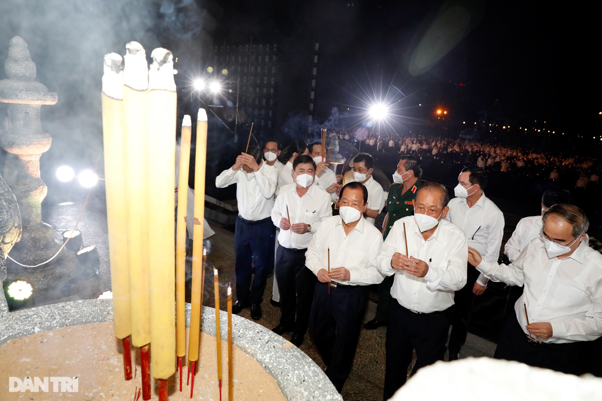 Hình ảnh ấn tượng tại lễ tưởng niệm đồng bào đã mất trong đại dịch Covid-19 - 24