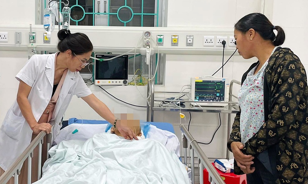 Vụ xe khách bị vùi lấp ở Cao Bằng: Nạn nhân sống sót đầu tiên - 1 Vụ xe khách bị vùi lấp ở Cao Bằng: Nạn nhân sống sót đầu tiên - 1