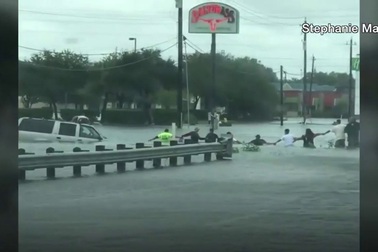 Dân Mỹ nắm tay nhau cứu người mắc kẹt giữa lũ lớn