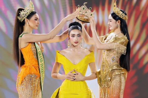 Tiết lộ về chiếc váy đăng quang của "bông hồng lai" Emoura Phạm