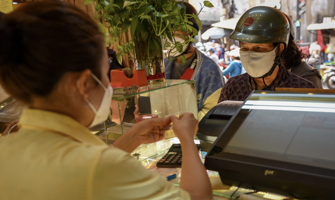 Chóng mặt như giá vàng: Cuối ngày giảm luôn 2,8 triệu đồng/lượng - 1 Chóng mặt như giá vàng: Cuối ngày giảm luôn 2,8 triệu đồng/lượng - 1