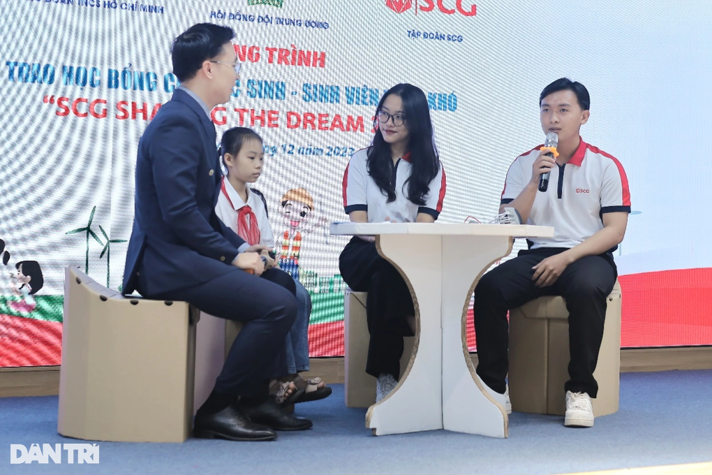 200 học sinh, sinh viên nhận học bổng vượt khó, tổng giá trị 2,2 tỷ đồng - 2 200 học sinh, sinh viên nhận học bổng vượt khó, tổng giá trị 2,2 tỷ đồng - 2