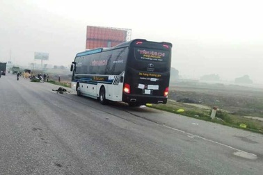 Đi bộ qua đường, 2 bố con bị xe khách tông tử vong