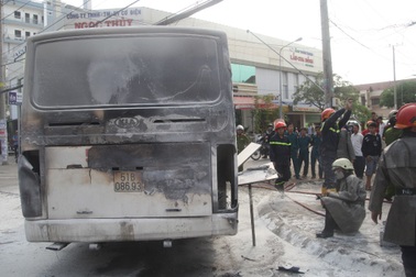 Ô tô đưa đón học sinh bốc cháy dưới chân cầu Phú Mỹ