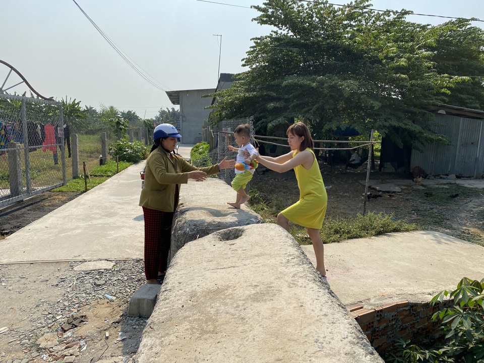 Cả gia đình khốn khổ vì bị hàng xóm mang hàng chục tấn bê tông chặn lối đi - 3 Cả gia đình khốn khổ vì bị hàng xóm mang hàng chục tấn bê tông chặn lối đi - 3