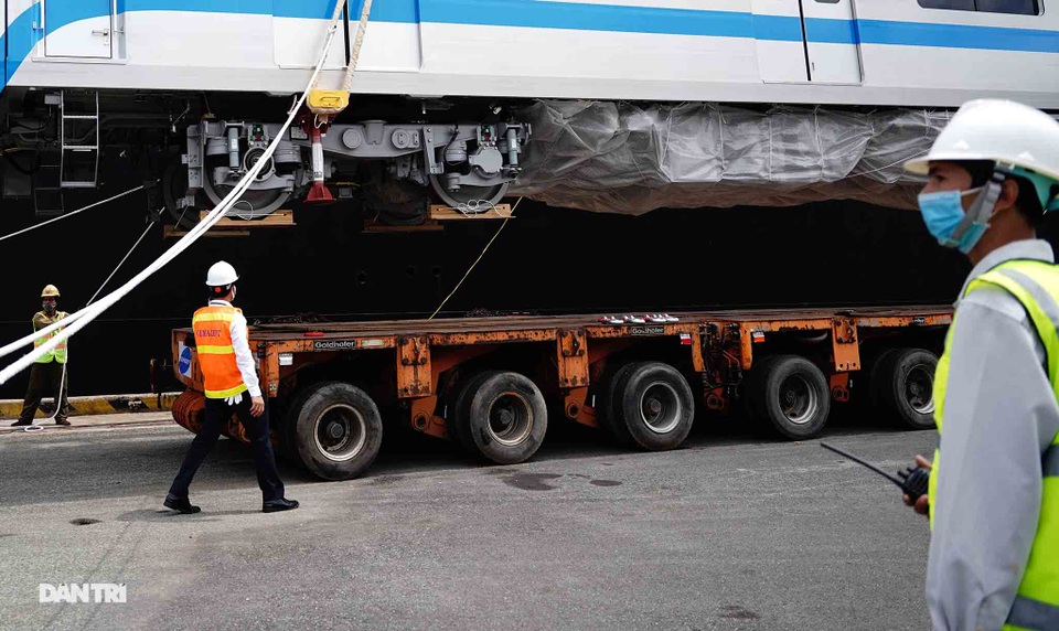Cận cảnh dàn xe siêu trường siêu trọng chở tàu metro số 1 về điểm tập kết - 5 Cận cảnh dàn xe siêu trường siêu trọng chở tàu metro số 1 về điểm tập kết - 5