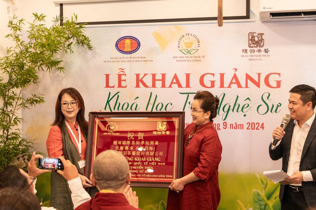 Mỹ nhân phim Bao Thanh Thiên đến Việt Nam giảng dạy trà nghệ sư - 2 Mỹ nhân phim Bao Thanh Thiên đến Việt Nam giảng dạy trà nghệ sư - 2