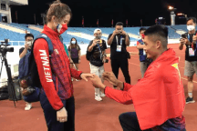 Màn cầu hôn lãng mạn của nhà vô địch SEA Games ngay trên sân thi đấu